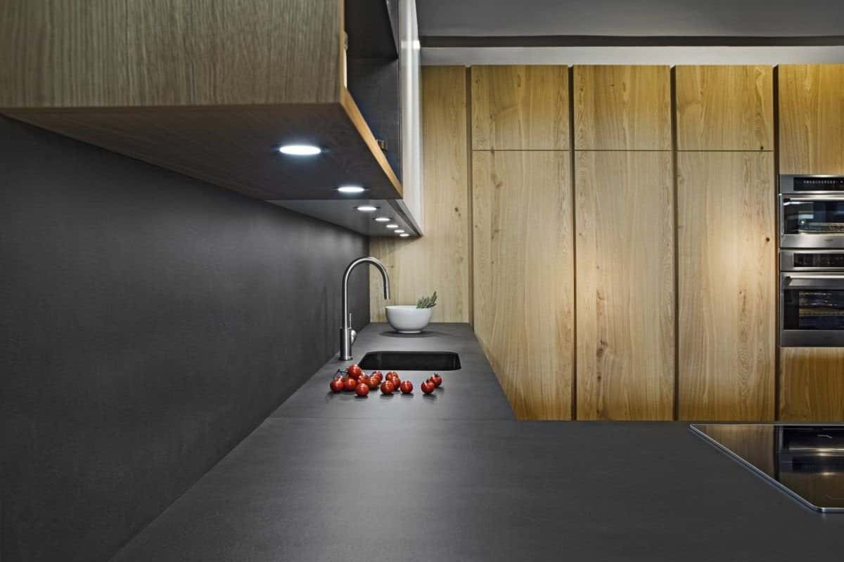 کاشی بین کابینتی رنگ تیره؛ پر شدن فضای بین کابینت مربع