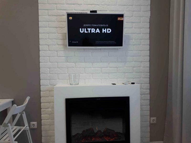 سنگ گیوتین پشت تلویزیون؛ تراورتن (سفید مشکی طوسی) مرمریت