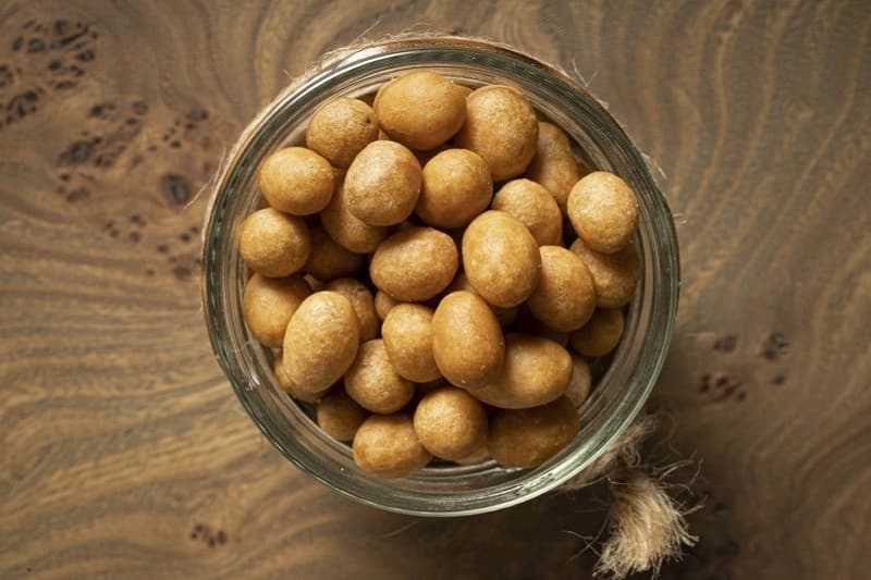 بادام زمینی روکش دار عمده؛ حاوی کلسیم ویتامین (B1 B2 B3 B5) طبع گرم