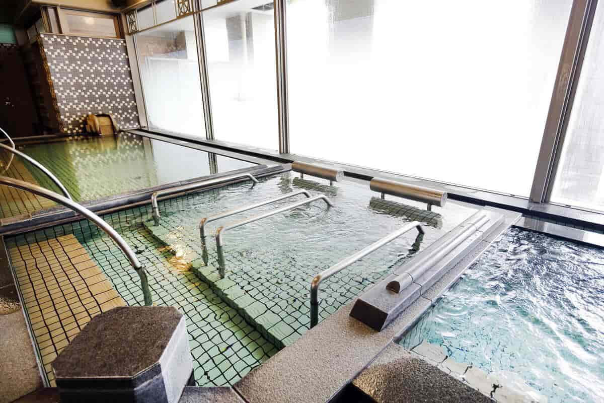 کاشی و سرامیک استخری ارزان؛ ضدآب مقاوم گرما سرما رطوبت استخر سفید مشکی