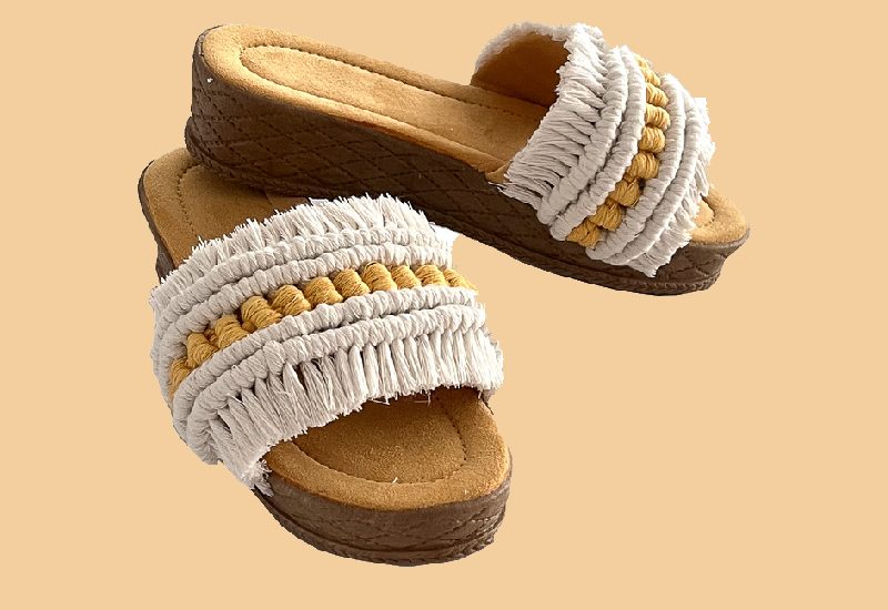 صندل مکرومه لژدار؛ کفی چرم مصنوعی زیره پلاستیک 2 رنگ (مشکی کرمی)