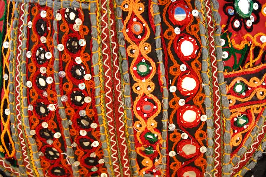 پارچه سوزن دوزی هندی؛ حریر مخمل نقش برجسته 2 نوع دستی صنعتی