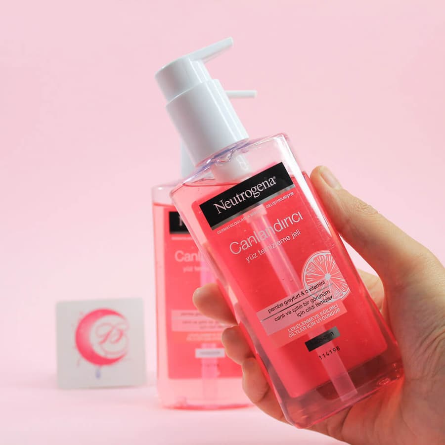 شوینده صورت نیتروژنا؛ کاهش عارضه پوستی بسته بندی پمپی France