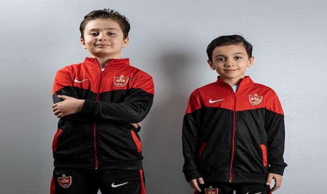 لباس ورزشی پرسپولیس بچه گانه؛ پلی استر نخ پنبه شامل (بازوبند عینک)