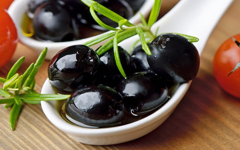 زیتون سیاه در بارداری؛ خوشمزه سلامت پوست حاوی ویتامین E