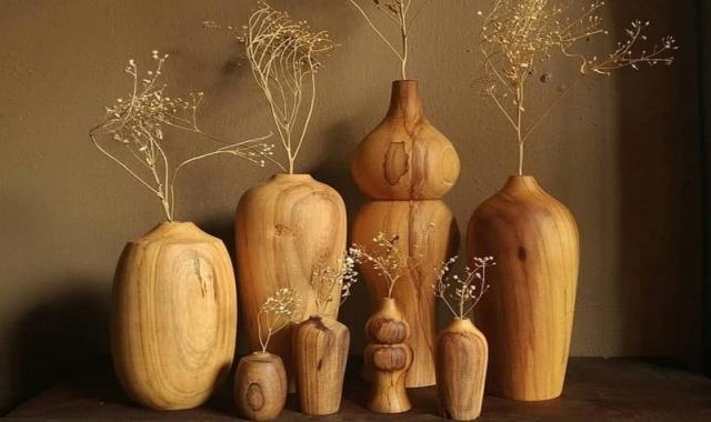 گلدان چوبی بزرگ کنار سالنی؛ مکعبی خمره ای (تراشکاری تنه درختی) پایه دار