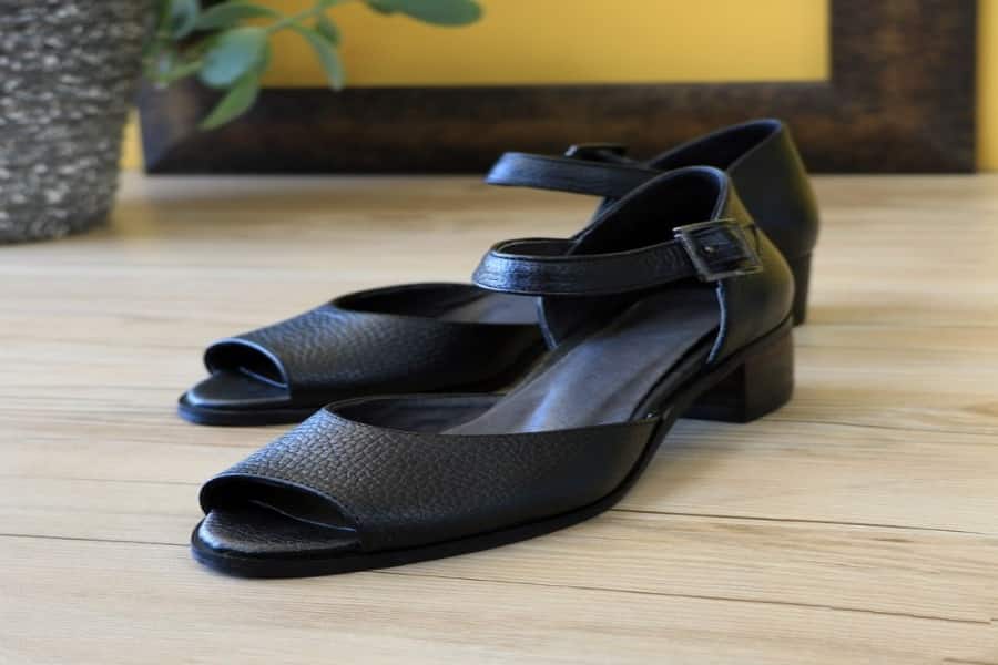 صندل زنانه نوین چرم؛ تابستان بهار 2 رنگ قهوه ای کرم لژدار Novin