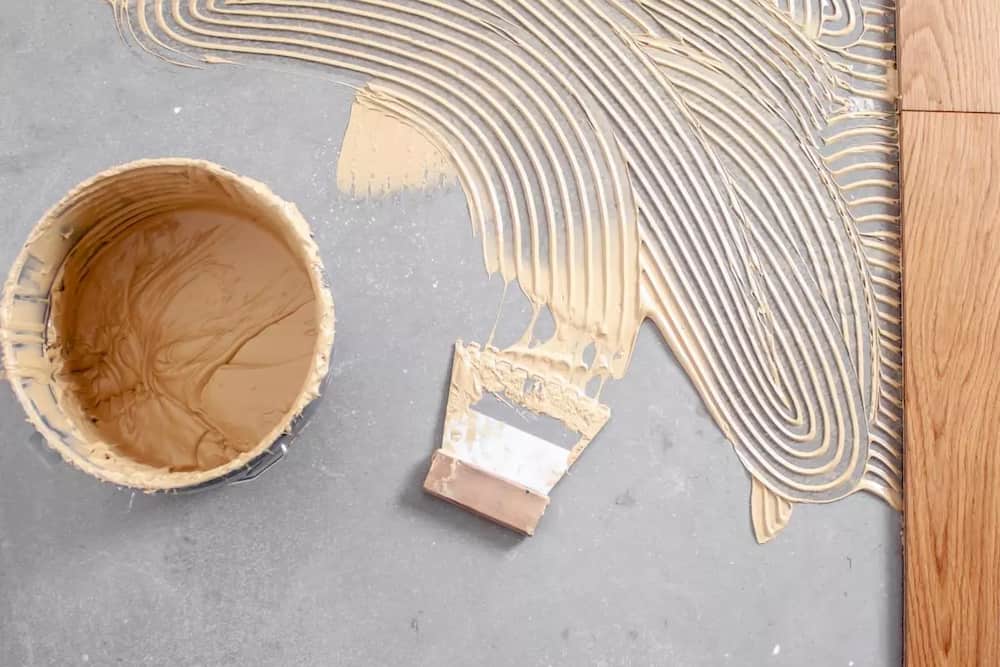 چسب پارکت؛ مایع چسبندگی بالا فاقد بو 2 رنگ سفید قهوه ای