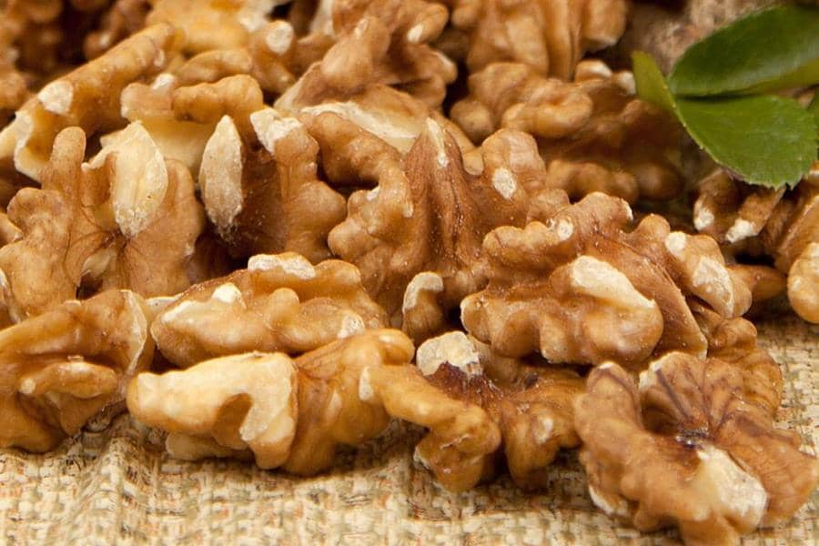 گردوی تازه برای سرماخوردگی؛ مغز شده با پوست فیبر کلسیم ویتامین B6