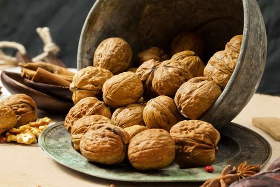 گردو سنندج؛ پوست کاغذی ساده 2 رنگ کرم قهوه ای تیره Sanandaj