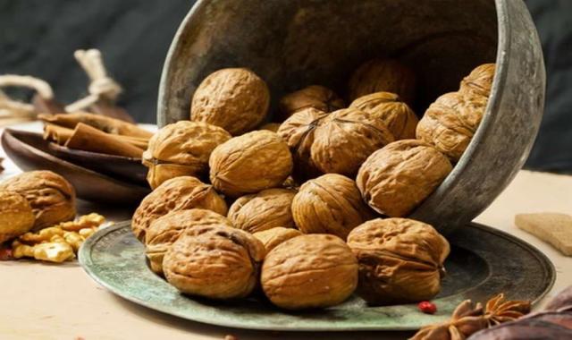 گردو سنندج؛ پوست کاغذی ساده 2 رنگ کرم قهوه ای تیره Sanandaj