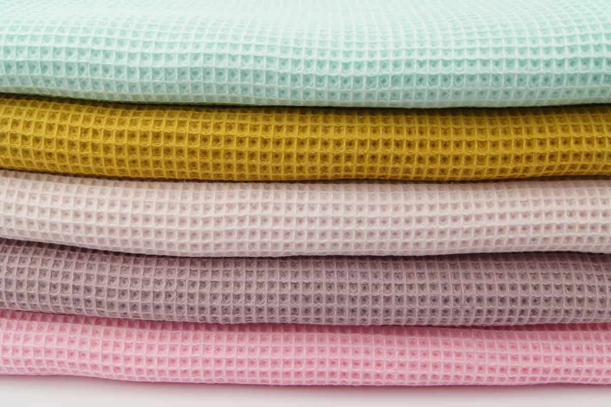 پارچه رومبلی شانل مشهد؛ قابلیت انعکاس حالت براق (آبی قرمز سبز) مقاوم