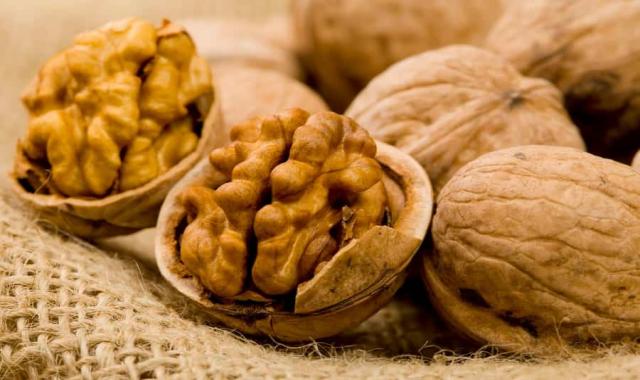 گردو کاراملی برای سالاد؛ شکر نمک سس 2 نوع صنعتی سنتی ویتامین C