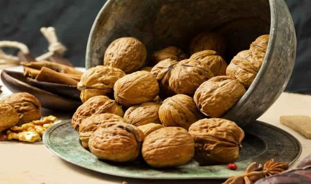 گردو و ام اس؛ دماوند تویسرکان تو سرخ حاوی پلی فنول فسفر Omega 6