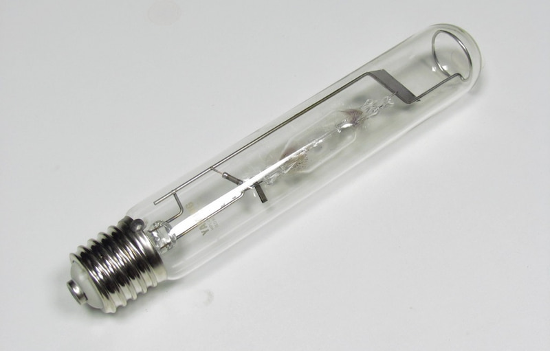 لامپ خیاری اسرام آلمان؛ فلزات سدیم سیلیس سرامیکی گاز نئون Argon