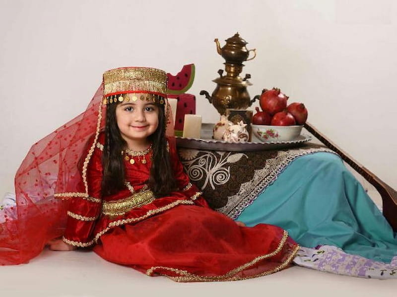 لباس لری بچه گانه؛ سفید قهوه ای مشکی (مخزوطی استوانه ای) پاپوش کلاه نمدی