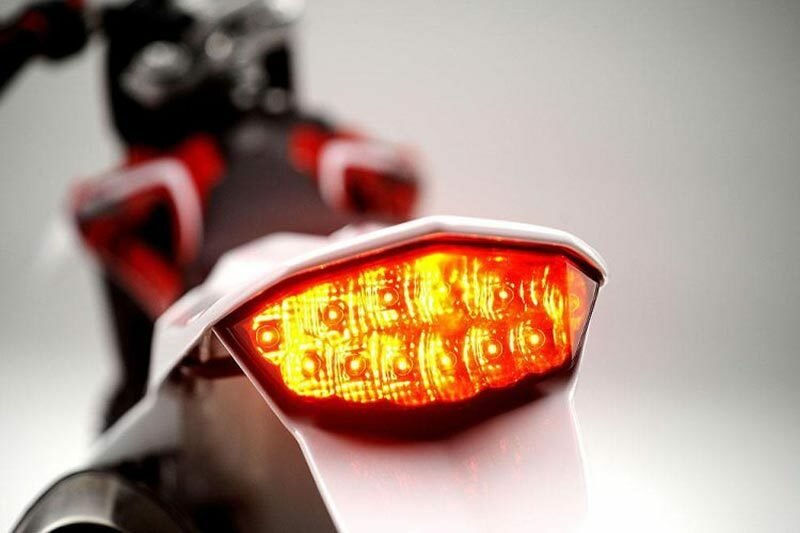 لامپ چشمک زن ترمز عقب؛ ثابت فلاشر جنس بدنه آلومینیوم ولتاژ 12 آمپر