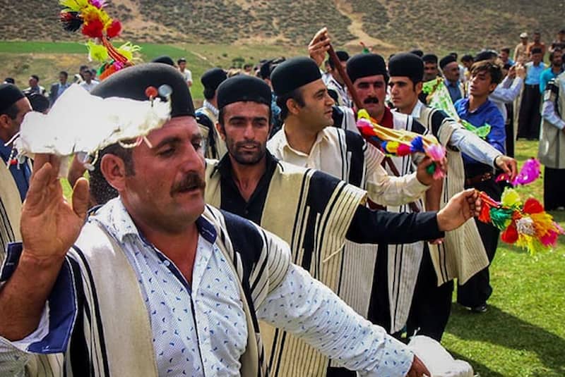 لباس کردی مردانه کرمانشاه؛ سرمه ای سفید (پیراهن شلوار گیوه) کتان نخ