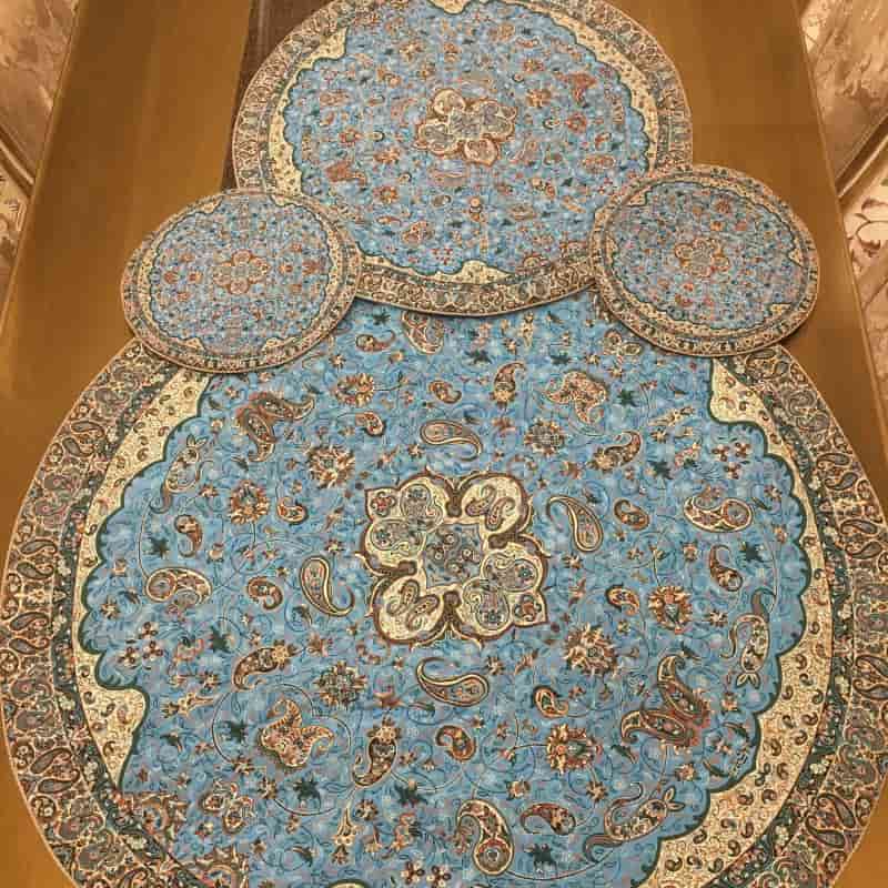 ترمه گرد؛ الیاف ابریشم قرمز نارنجی مشکی 2 طرح بته جقه شاخ گوزنی