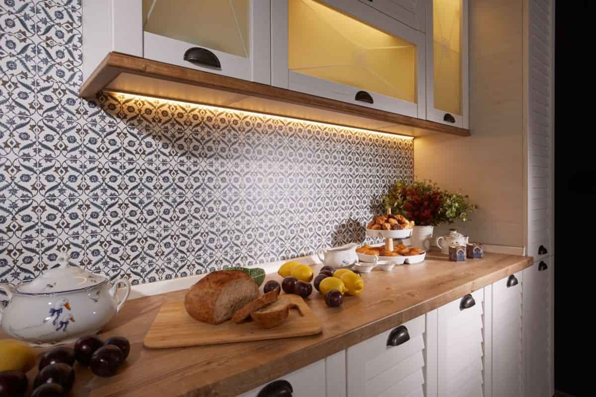 کاشی بین کابینت مشکی طلایی؛ ابعاد قابل سفارش ضد خش Tile