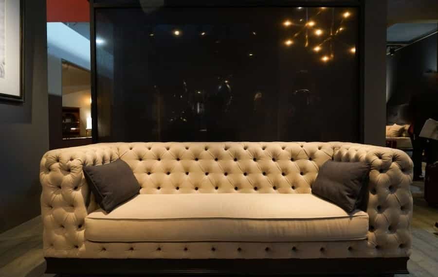 مبل چستر شیری؛ کلاسیک مدرن لمسه دوزی 2 نوع چوبی استیل 7 نفره