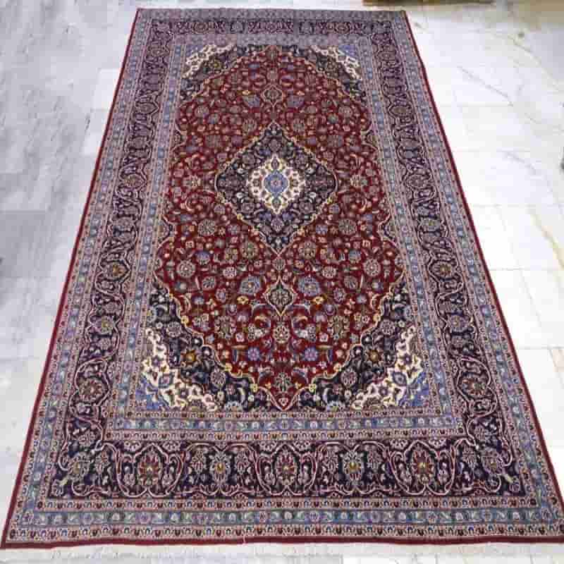 فرش دستباف اردکان یزد لاکی؛ بیضی مستطیلی پشمی 2 رنگ جگری سورمه ای