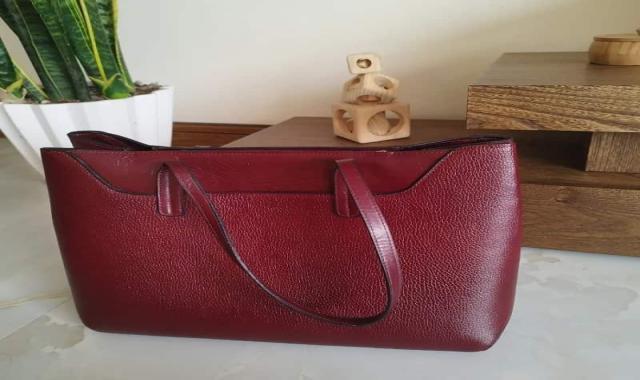 کیف چرم رنگ عنابی؛ صندوقی ساده طرح دار دوشی 2 نوع طبیعی مصنوعی Jujube