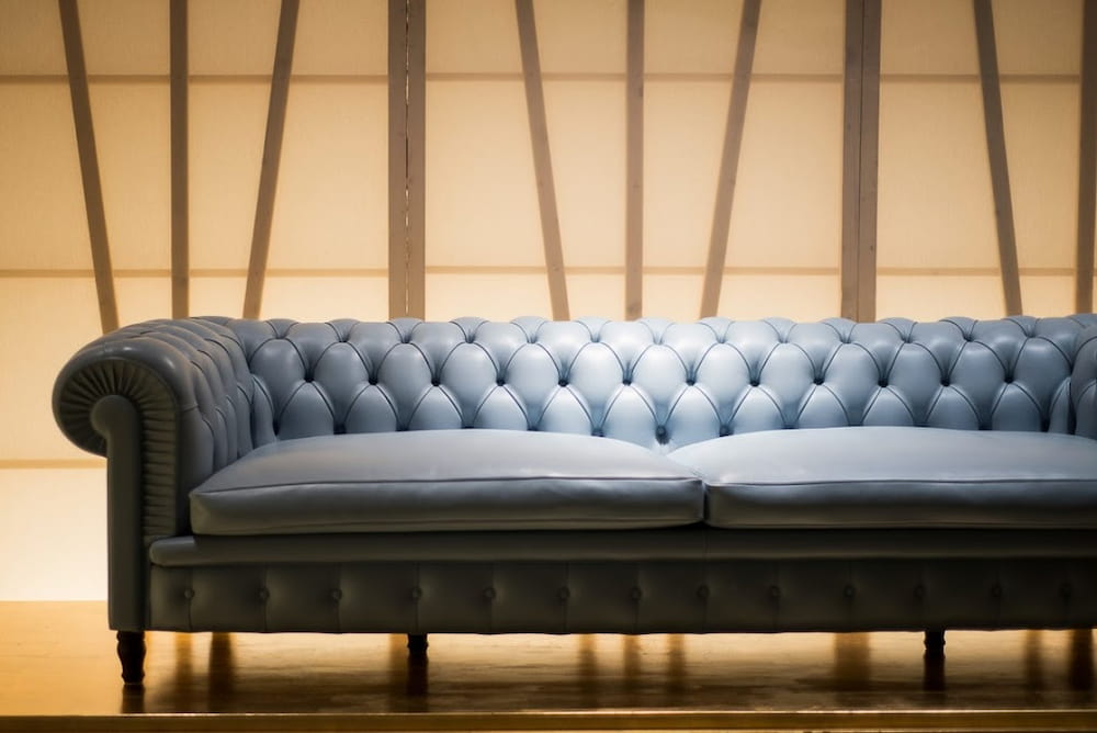 مبل چستر طوسی سرمه ای؛ لمسه دوزی 2 نوع چرم طبیعی مصنوعی