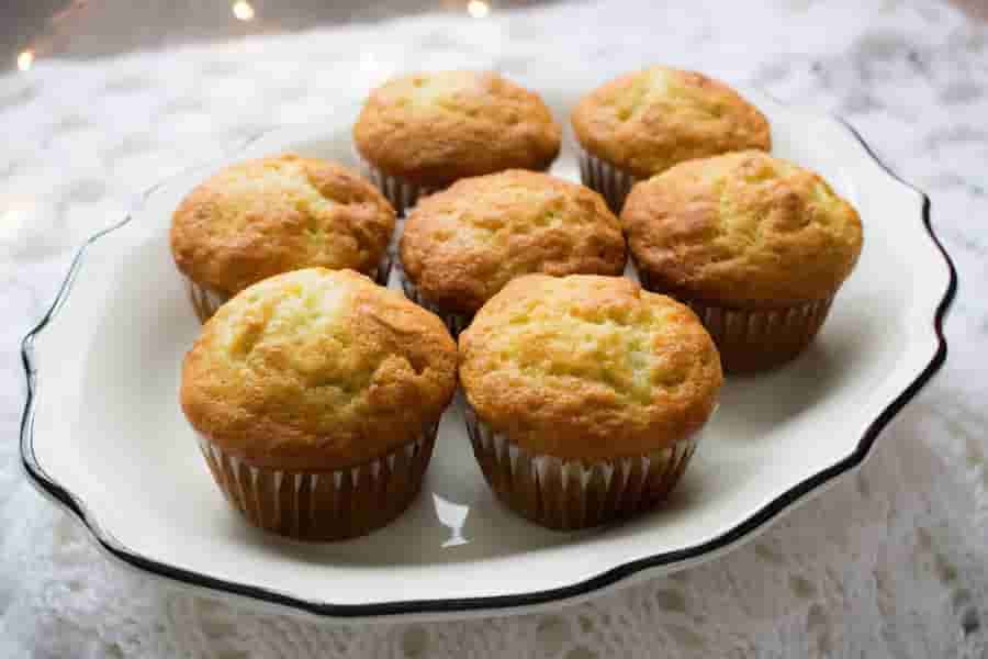 کیک یزدی خانگی خوشمزه؛ اسفنجی سفید قهوه ای 2 نوع زعفرانی کاکائویی