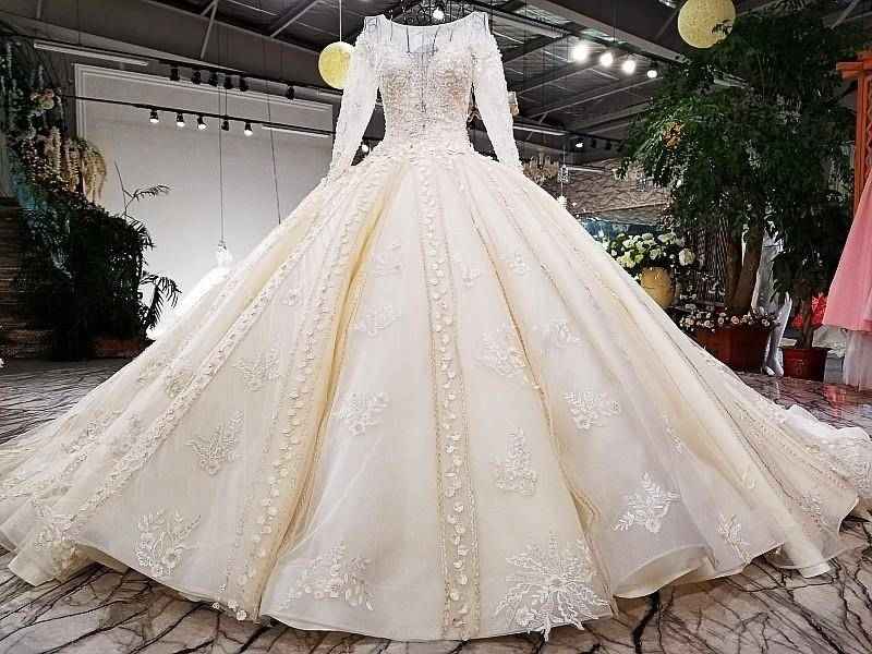 لباس عروس کوچه برلن؛ ساتنی ژاکارد (کوتاه بلند) دنباله دار سنگ دوزی