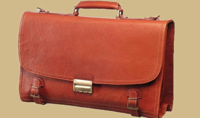 کیف چرم وکالت؛ سطح رگه دار تیره ضد حرارت با دوام leather