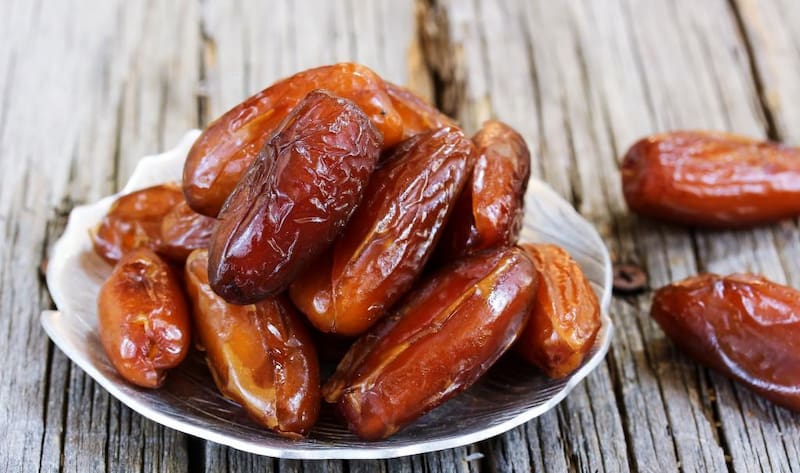 خرما رطب مضافتی بم؛ نرم لطیف آهن گرم قهوه ای سیاه Iran