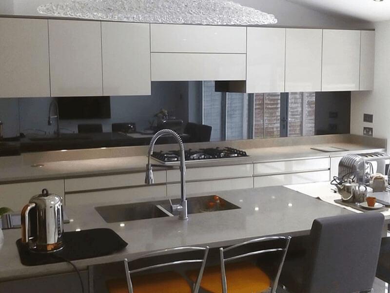 سرامیک بین کابینتی در شیراز؛ نصب سریع نوع (براق مات مدرن) استاندارد