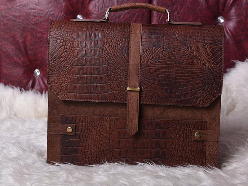 کیف دیپلمات چرمی؛ ظاهری لوکس دارای دکمه مغناطیسی natural