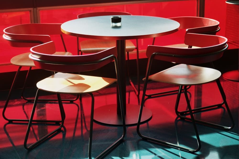 میز صندلی پلاستیکی عمده؛ پلیمری تاشو 2 رنگ سفید صورتی