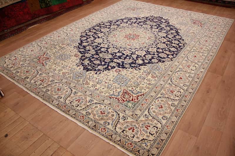 فرش زرنیم ابریشم قم؛ قابل شستشو مدرن سنتی 2 رنگ لاکی سورمه ای