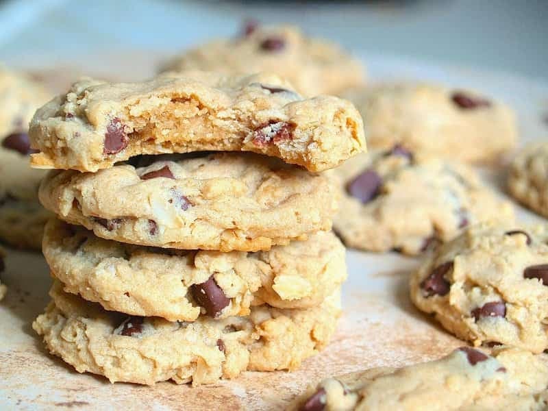 کلوچه های سنتی ایران (کوکی) عسلی شکلاتی 2 رنگ کرم قهوه ای کشمشی