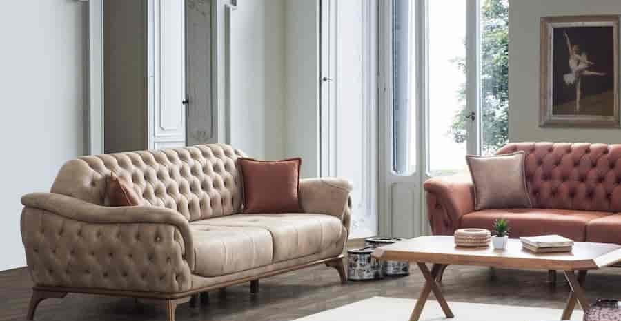 مبل چستر کرم نسکافه ای؛ لمسه دوزی پایه کوتاه استیل چوبی Chester