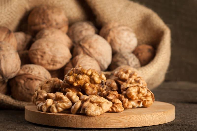 گردو خشک در نهاوند؛ آنتی اکسیدان جوانسازی پوست طبع گرم Nahavand