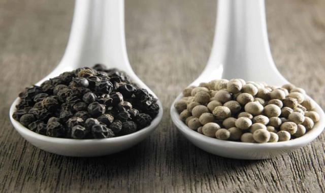 فلفل سیاه در پریودی؛ خوش طعم 2 نوع پودری آسیاب شده pepper