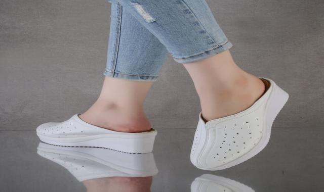 صندل طبی پرستاری زنانه(دمپایی) چرم مصنوعی پلاستیک مدل (شهاب آلفا کلارک هومتو) مشکی سفید قرمز بند دار