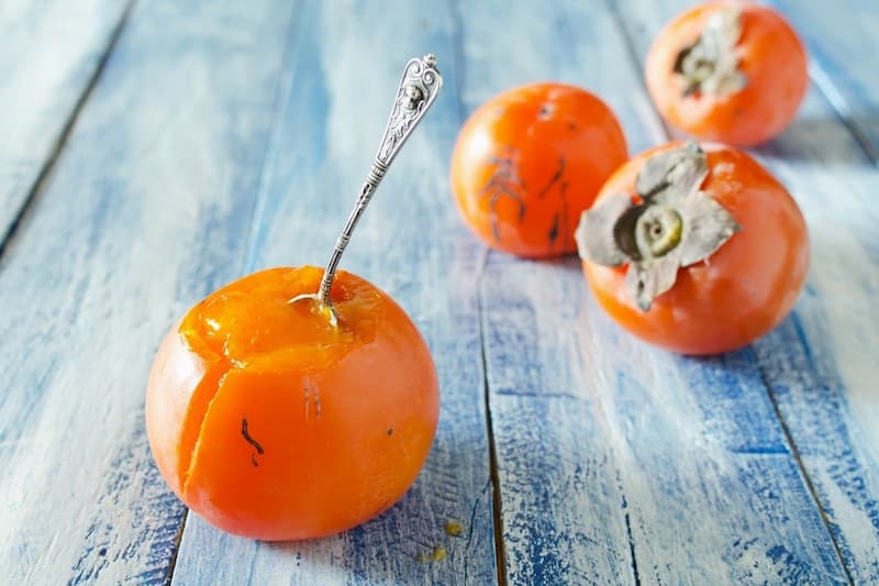 خرمالو در بازار رشت؛ بافت نرم شیرین نارنجی Vitamin C