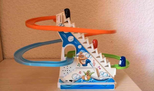 پله برقی پنگوئن؛ پلاستیکی دارای موزیک پرچم 2 عدد باتری قلمی