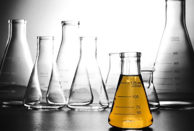 الکل صنعتی یک لیتری؛ دارویی آرایشی فاقد رنگ بو (اشتعال پذیر ضد یخ) شفاف سطح فلزات