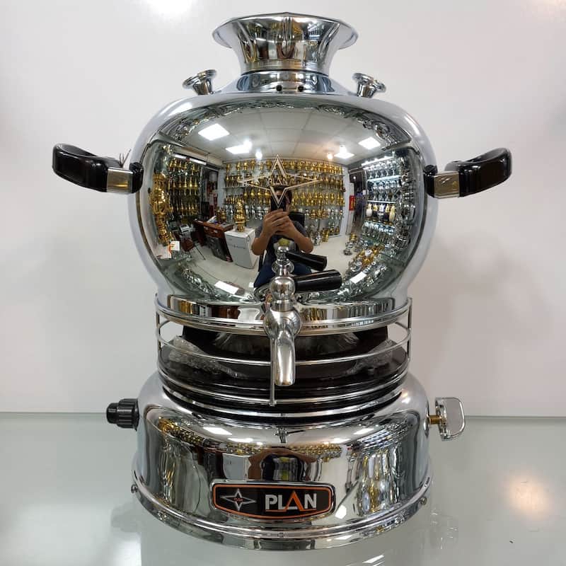 سماور گازی پلان دست دوم؛ جنس برنج آبکاری (کروم نیکل) دارای کنده کاری