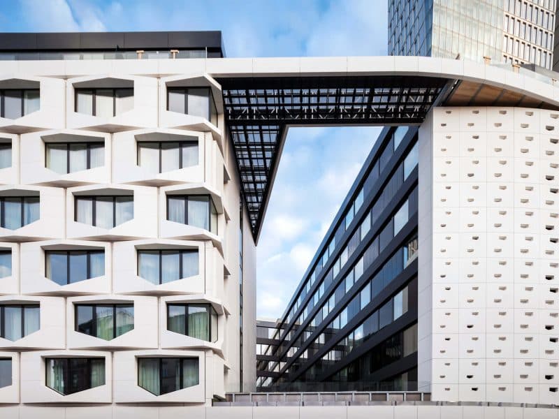 سنگ نمای ساختمان سفید؛ عایق آب 2 رنگ کرم مشکی قسمت بیرونی منزل