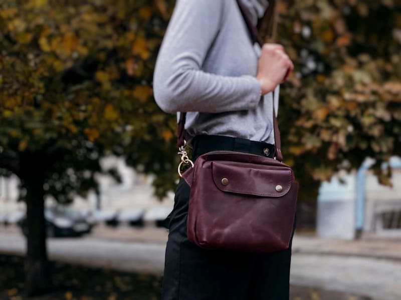 کیف دوشی زنانه دلفارد؛ چرم طبیعی انواع (زیپ دار مگنتی قفل چفتی) وزن کم