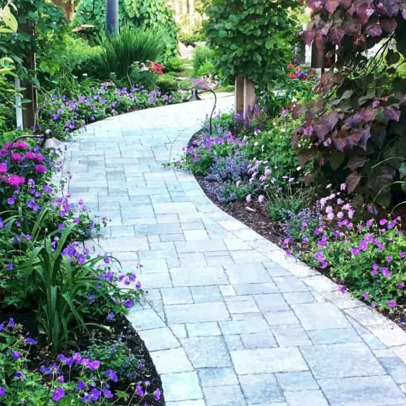 سنگ تزئینی دور باغچه؛ مصالح ساختمانی 2 رنگ سفید خاکستری