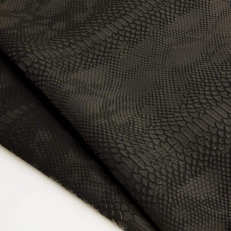 پارچه سوییت طرح پوست ماری؛ سطح براق اشکال (مربع چند ضلعی) بافت مخملی 