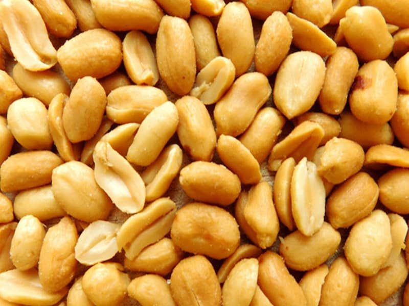 بادام زمینی با پوست؛ بافت ترد مناسب جوان سازی صورت حاوی ویتامین C